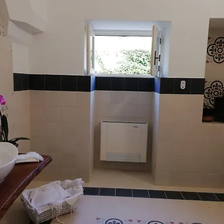 Agora & מנדוריה